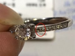 女子花10000元买婚戒 戴了到半个月竟开始掉钻