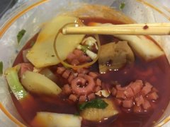 假期宅家里点外卖 冒菜里挑出橡皮筋