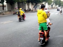 玩杂耍？小伙站在行驶的摩的上玩手机