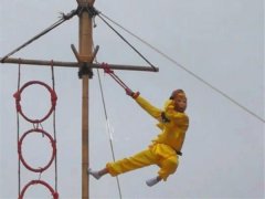 “孙悟空”表演绝技时发生意外   从10米高竹竿摔落下来