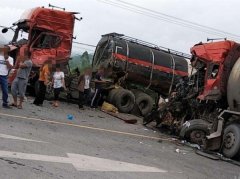 两辆大货车相撞    车头严重变形面目全非