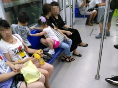 “熊孩子”脚踩车厢座椅  家长不制止还称孩子脚痛