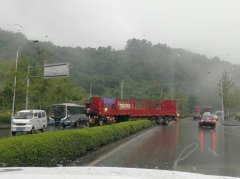 大货车压过路中间的隔离带 占了两条路