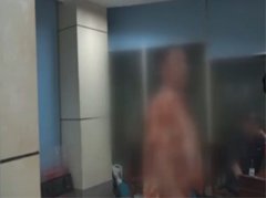 男子酒后失态  把邻居的摊子掀了