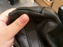 新买的包包没用多久就脱胶  顾客退货遭拒