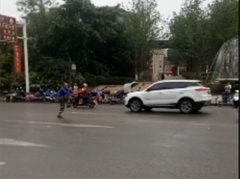 男子无视车流  马路中央“练太极”