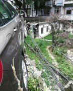 私家车“悬空”路坎边   摇摇欲坠很危险