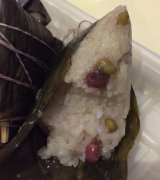 超市买的鲜肉粽  回家煮后成了“红豆粽”
