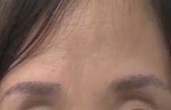 女子纹眉后不敢出门   眉毛全是花的