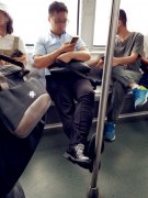 秀腿？斯文眼镜男车厢里坐姿扎眼