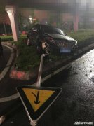 驾车看直播 铁杆球迷撞倒路边指示牌