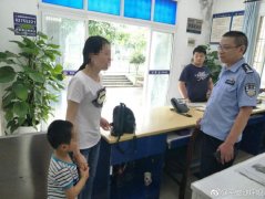 5岁小孩独自在街边哇哇大哭 原因很心酸