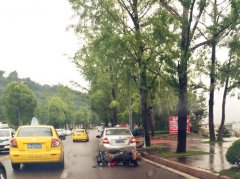 轿车摩托相撞 摩托司机倒地受伤