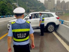 新手司机操作不当酿事故 竟怪油门太给力