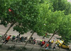 出租车与多辆自行车相撞 1男倒地1女被卷入车底