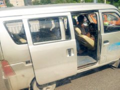 面包车车门没关 载着3男1女道路上奔驰