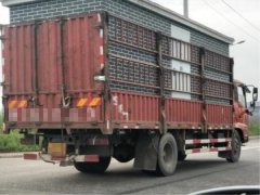 大货车载着“房子”上路  画风奇特