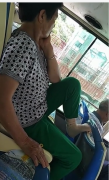大妈乘公交坐姿太霸气 穿着丝袜将脚搭在扶手上