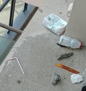 楼上住户扔刀片 掉在邻居窗台边