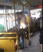 男孩在公交车上“荡秋千” 令乘客担忧