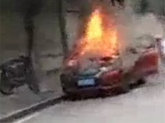 轿车街头自燃  现场火焰猛烈