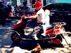 新技能？男子用红绳绑住小孩骑车上路