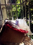 住户开窗透气 却发现窗台成了楼上邻居的“垃圾箱”
