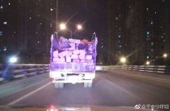 满载空调的小货车上 趴着两个人