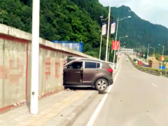 女司机油门当刹车 驾车撞穿路边围墙