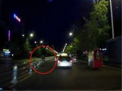 险！电动车晚间逆行还不开车灯