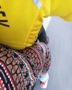 外卖小哥送餐时遇到女子受伤  毫无犹豫将其送医