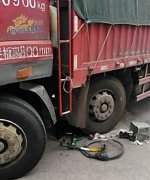 自行车与大货车相撞  车筐脱离车身