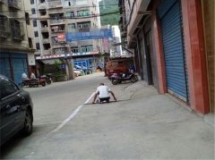 脑洞大开！男子自画停车位