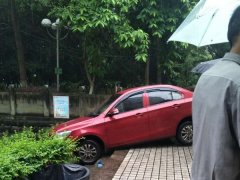 尴尬！红色小车冲下阶梯被卡住