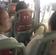 男子乘公交坐姿霸气  将脚搭在前排座椅缝隙处