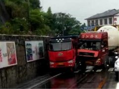 两车雨天相撞  上演“深情贴脸”