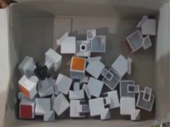 魔方破损顾客不愿赔偿 店家拦着不让离开