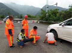 司机驾车途中爆胎 接下来的一幕让人暖心