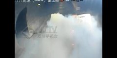 客车高速隧道内起火 乘客砸窗逃生