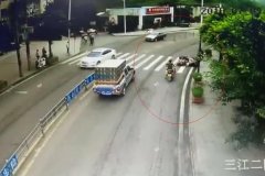 斑马线前不礼让 摩托车将行人撞伤