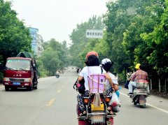 摩托车上载2女坐姿奇特 捎着行李摇摇晃晃