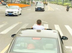男童半个身子从车内探出 看得后车乘客胆战心惊