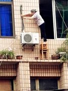 老太架板凳高空中给空调管绑材料 吓坏目击者