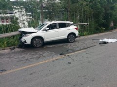 护栏刺穿轿车首尾  看得路人心惊胆战