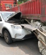 两车弯道相撞  小轿车车头“破相”