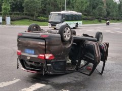 两车路口相撞   棕色轿车“四脚朝天”