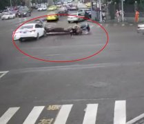 摩托司机抢秒左转 被直行的轿车撞个正着