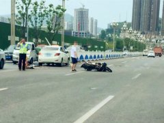 轿车撞上隔离护栏摩托翻倒一旁 现场令人心惊