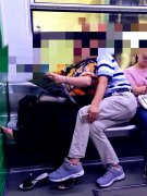 中年男女乘车姿势太亲密 乘客很无语