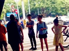 大爷街头卖菜遭抢199元 哭喊“我的买药钱怎么办”